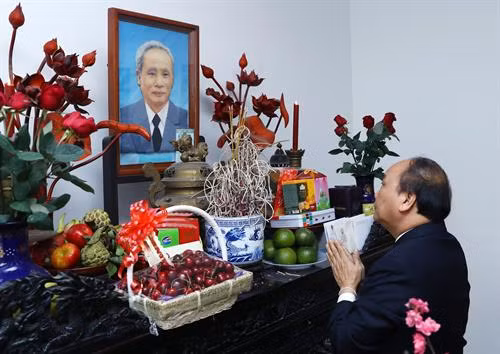 越南政府总理阮春福向总理范文同敬香。（图片来源：越通社）