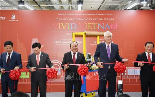 政府总理阮春福出席越南产品周开幕式并剪彩。图自越通社图自越通社
