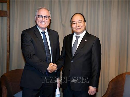 越南政府总理阮春福（右）会见新加坡胜科工业集团 （Sembcorp）总裁兼首席执行官麦万里。图自越通社
