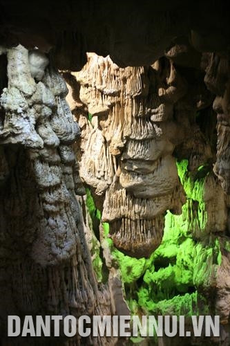 天宫洞位于头木岛以北，于1993年被发现。天宫洞拥有玲珑的白色石笋系统。记者 丁功 摄 天宫洞的石笋，记者 丁功 摄