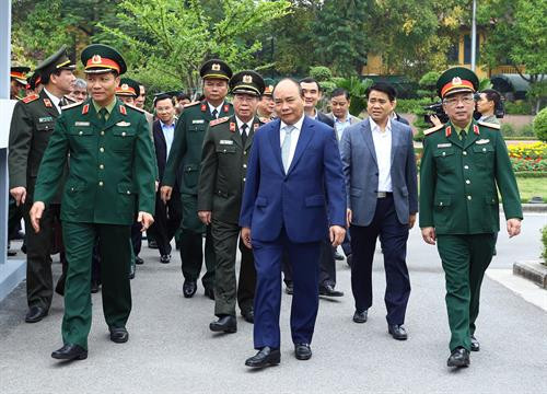 越南政府总理阮春福亲自对胡志明主席陵各项维修保养项目进行实地检查。（图片来源：越通社）