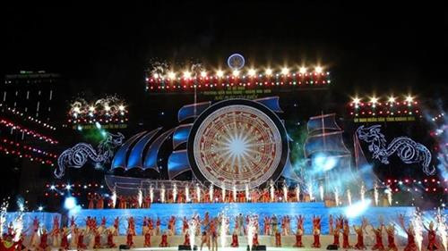 “芽庄——传奇相约之地”的文艺晚会现场。图自越通社