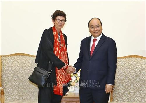 越南政府总理阮春福（右）会见挪威驻越南大使格莱特•洛兴。图自越通社