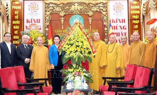 越南国会主席阮氏金银造访越南佛教协会中央治事委员会、越南佛教协会中央治事委员会常务副主席释青绕。图自越通社