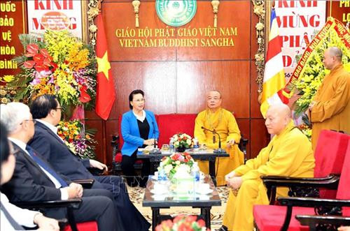 越南国会主席阮氏金银造访越南佛教协会中央治事委员会、越南佛教协会中央治事委员会常务副主席释青绕。图自越通社