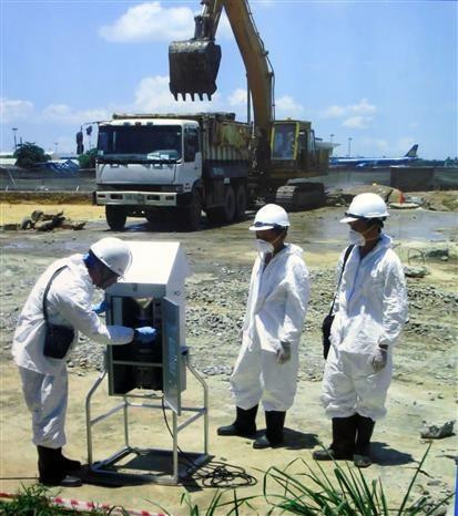 越南与美国配合对岘港市机场区域迪奥辛污染的土地进行清除。图自越通社