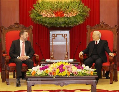 澳大利亚参议院议长瑞安与越共中央总书记、国家主席阮富仲。图自越通社