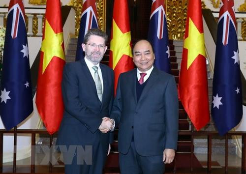 澳大利亚参议院议长瑞安与越南政府总理阮春福。图自越通社