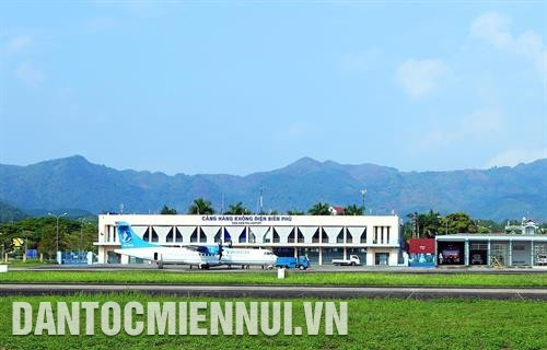 位居奠边府市中心的奠边府大捷博物馆。记者 黄河 摄 芒青机场(今奠边府航空港)。记者 潘俊英 位居奠边府市中心的奠边府大捷博物馆。记者 黄河 摄 芒青机场(今奠边府航空港)。记者 潘俊英