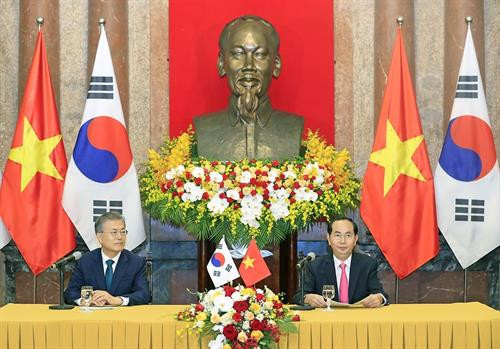 越南国家主席陈大光与韩国总统文在寅共同召开记者会 ảnh 2 越南国家主席陈大光与韩国总统文在寅共同召开记者会 ảnh 2