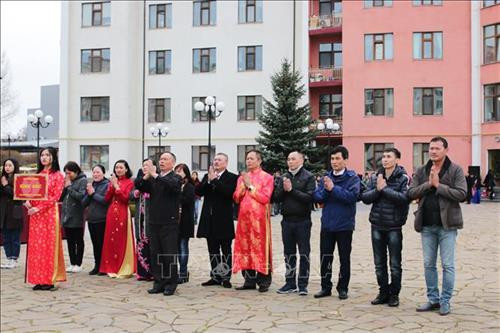 旅居哈尔科夫省越南人举行2019年雄王国祖祭祖仪式。图自越通社