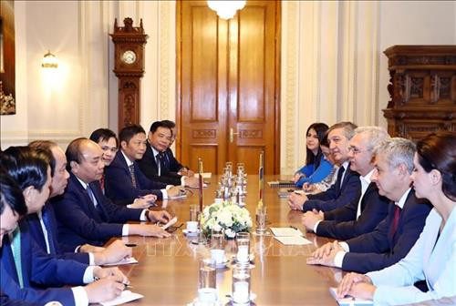 越南政府总理阮春福会见罗马尼亚众议院议长尼古拉·利维乌·德拉格内亚。图自越通社