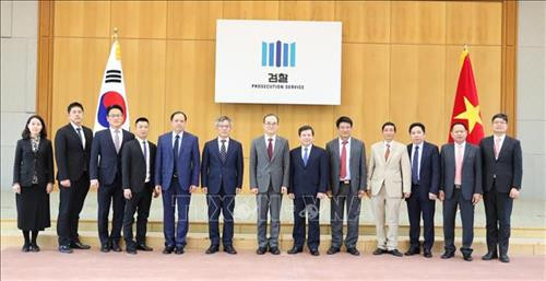 双方代表合影。图自越通社