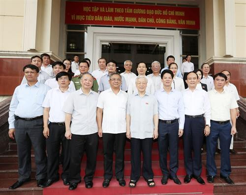 越共中央总书记阮富仲在河内青春郡开展接待选民。(图片来源:越通社) 越共中央总书记阮富仲在河内青春郡开展接待选民。(图片来源:越通社)