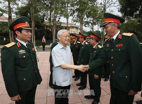 越共中央总书记、中央军委书记阮富仲造访第四军区司令部。（图片来源：越通社）