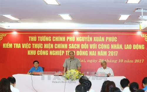 越南政府总理阮春福与同奈省各工业区劳动者进行对话。（图片来源：越通社）