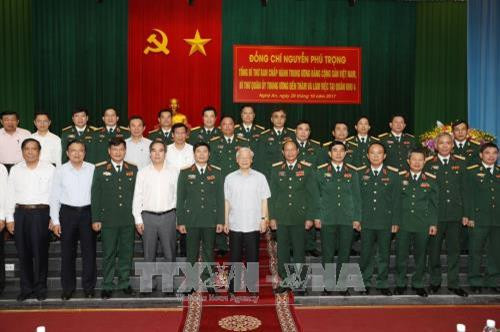 阮富仲同第四军区司令部领导代表合影。（图片来源：越通社）