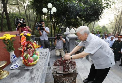 阮富仲一行前往南坛县胡志明市主席奶奶黄氏禧女士坟墓敬香。（图片来源：越通社）