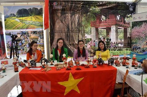 参加2017年法语日活动的越南美工艺品展位