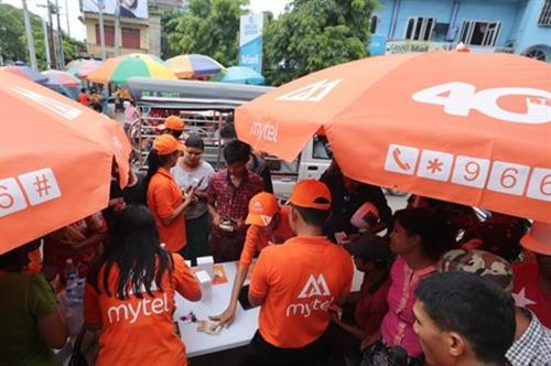 缅甸人登记入网Mytel。（图片来源：人民军队报）