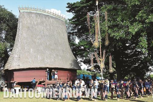 奥普村龙屋（公共屋）位于波来古市中心，是举行该村传统庙会、礼仪和嘉莱省其他重要文化旅游活动的地方。
