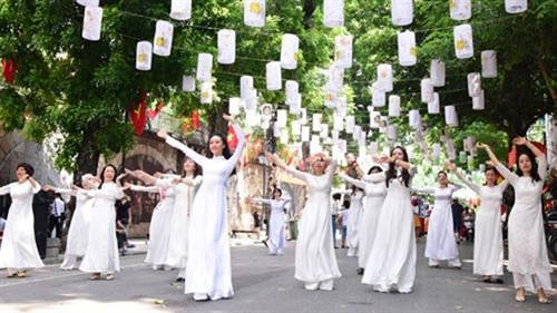 首都解放日65周年纪念活动之一。图自越通社 首都解放日65周年纪念活动之一。图自越通社