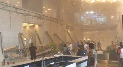 印尼证交所楼层坍塌现场。(图片来源:路透社) 印尼证交所楼层坍塌现场。(图片来源:路透社)