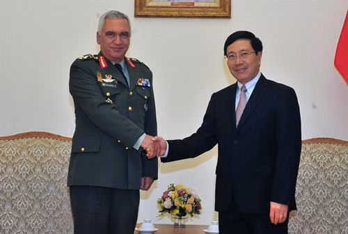 越南政府副总理兼外交部长范平明会见欧盟军事委员会主席科斯卡拉克斯（Mikhail Kostarakos）大将。（图片来源：越通社）