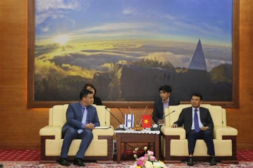 老街省人民委员会主席邓春风（右）与以色列驻越南特命全权大使纳达夫•阿斯卡尔。图自互联网