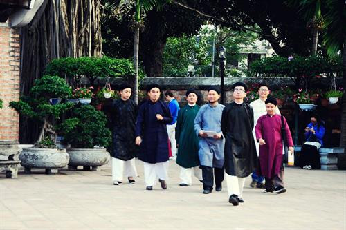 越南男士奥黛亮相文庙国子监。（图片来源：http://vanmieu.gov.vn）