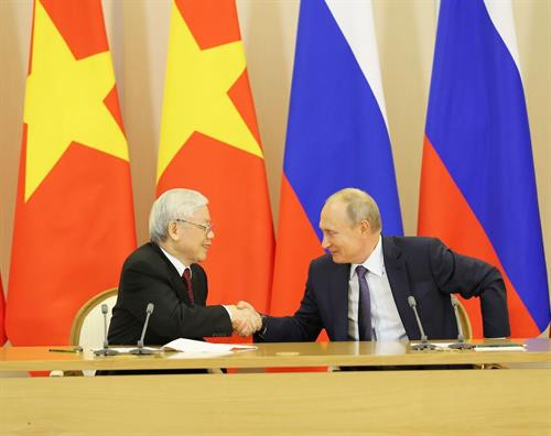 越共中央总书记阮富仲与俄罗斯总统普京共同会见记者。越通社记者 智勇 摄
