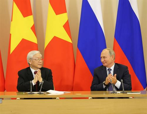 越共中央总书记阮富仲与俄罗斯总统普京共同会见记者。越通社记者 智勇 摄