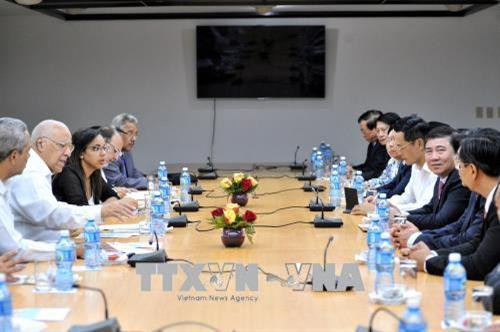 胡志明市人民委员会主席阮成峰会见古巴部长议会副主席里卡多•卡布里萨斯•鲁伊斯。（图片来源：越通社）