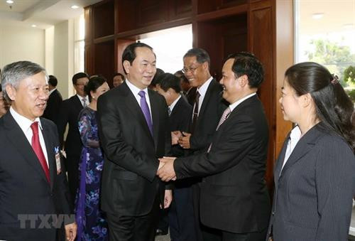 资料图：越南国家主席陈大光2016年6月访问老挝期间走访慰问越南驻老大使馆干部人员以及旅老越南人。图自越通社