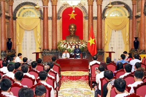 越南国家副主席邓氏玉盛会见老街省先进模范代表团。图自越通社