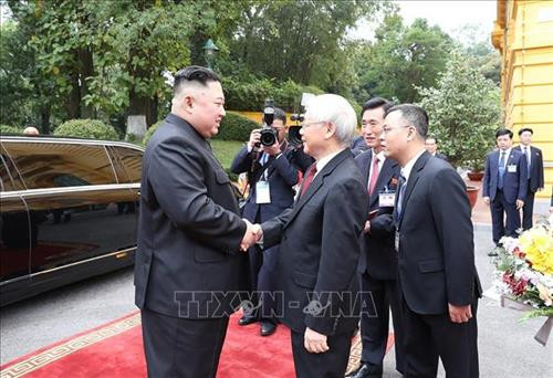 越共中央总书记、国家主席阮富仲亲自走到车门迎接朝鲜最高领导人金正恩。图自越通社 越共中央总书记、国家主席阮富仲亲自走到车门迎接朝鲜最高领导人金正恩。图自越通社