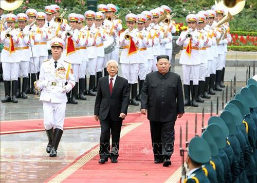 越共中央总书记、国家主席阮富仲和朝鲜最高领导人金正恩检阅仪仗队。图自越通社 越共中央总书记、国家主席阮富仲和朝鲜最高领导人金正恩检阅仪仗队。图自越通社