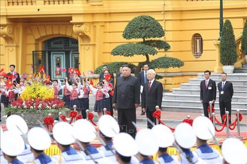 越共中央总书记、国家主席阮富仲和朝鲜最高领导人金正恩登上检阅台,军乐团奏越朝两国国歌。 越共中央总书记、国家主席阮富仲和朝鲜最高领导人金正恩登上检阅台,军乐团奏越朝两国国歌。