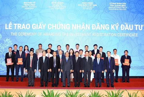 阮春福同与会代表合影。 图自越通社 阮春福同与会代表合影。 图自越通社