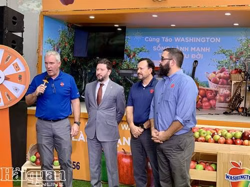 华盛顿苹果委员会主席拓德·弗莱霍瓦在活动上发表讲话。图自互联网