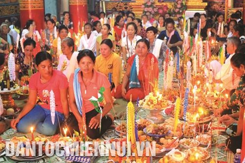 报孝节的祭品暴扣饭、菜、水果和汽水等。