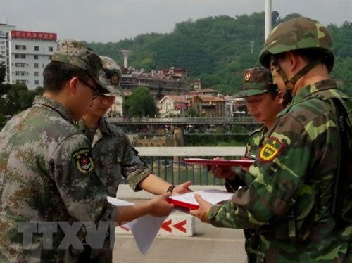 越南老街省与中国边防部队联合举行双边巡逻活动。（图片来源：越通社)