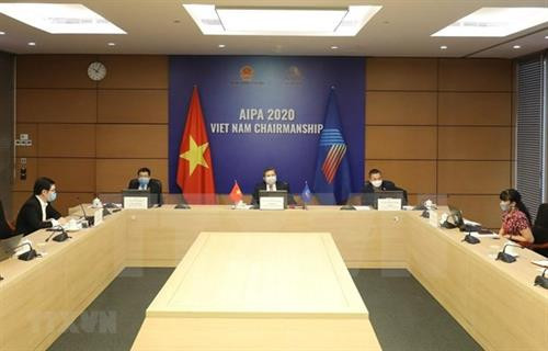 越共中央委员、国会对外委员会主任阮文酉4月21日出席由印度尼西亚议会联盟合作委员会举行的“议会在抗击新冠肺炎疫情国际合作中的作用”的视频会议。图自越通社