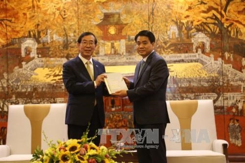 河内市人民委员会主席阮德钟会见韩国总统特使、首尔市市长朴元淳。（图片来源：越通社）