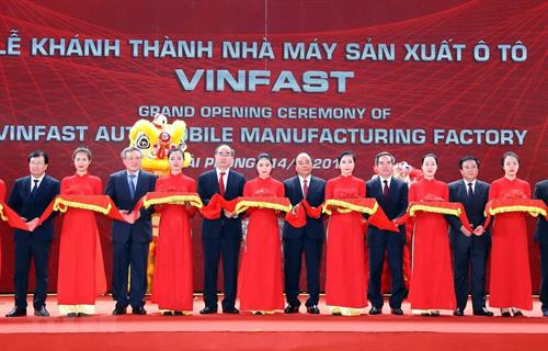 越南政府总理阮春福同多位中央领导和地方领导一同出席VinFast汽车制造厂落成典礼。图自越通社