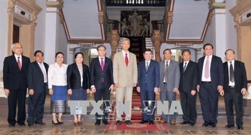 胡志明市人民委员会主席阮成峰与老挝各地方领导代表团合影。（图片来源：越通社）