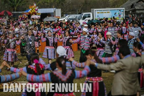 高曹节期间组委会举办多项热闹非凡的民间游戏。记者 仲达 摄 蒙族人手牵手一起 载歌载舞.记者 仲达 摄