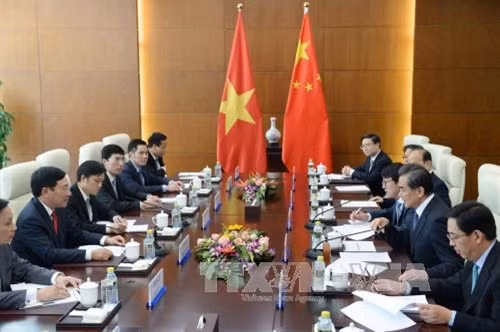 越南政府副总理兼外交部长范平明与中国外交部长王毅举行会谈场景。（图片来源：越通社）