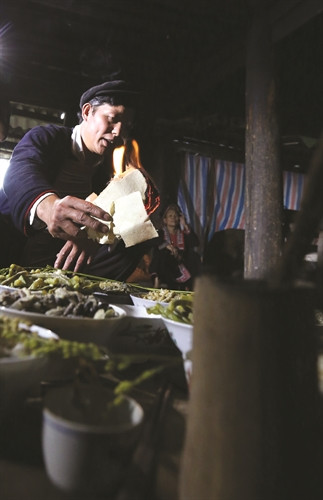 巫师主持“稻魂”祭祀仪式