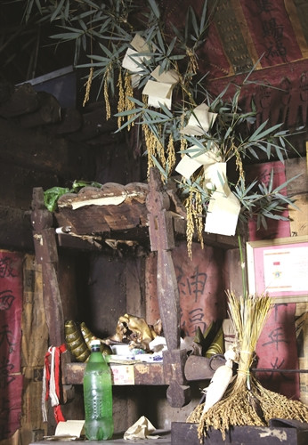 。 “稻魂”祭祀仪式是黄树皮县的红瑶族人多神信仰的生动体现。